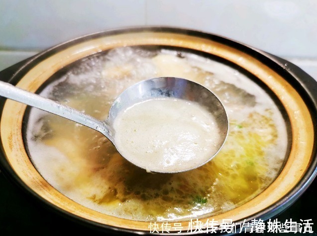 血水|炖鸡汤,别用冷水焯水,教你3个技巧,肉嫩滑汤鲜香,不腥也不柴