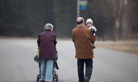 宝妈|有老人带娃和没老人带娃的家庭,有什么不同呢?