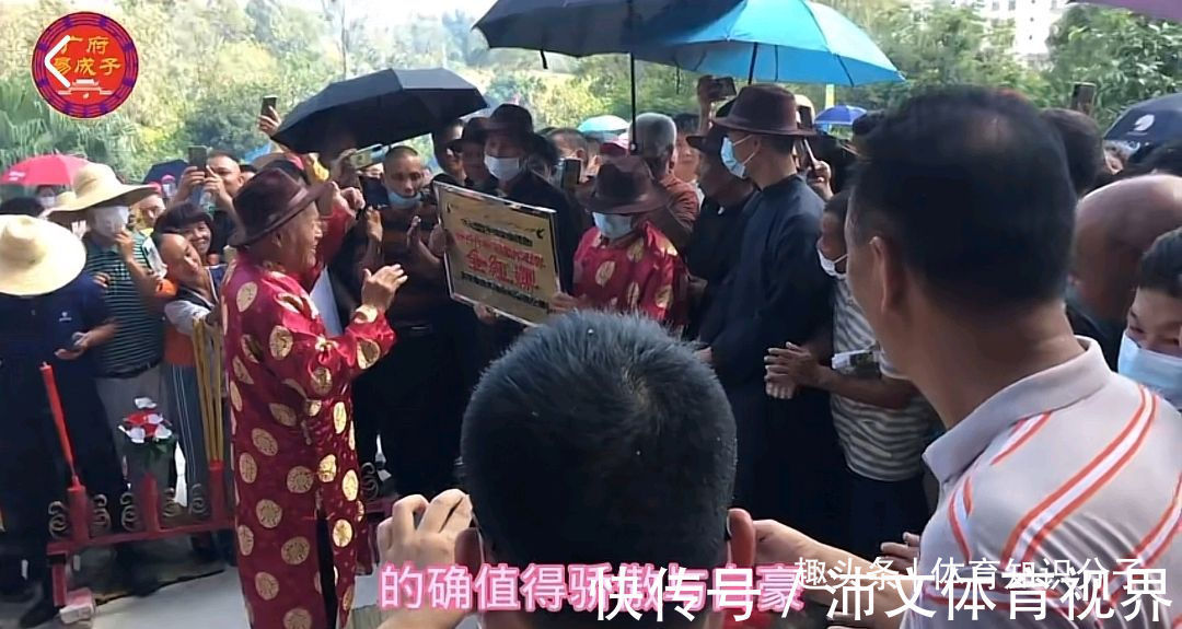 中國跳水隊|全氏子孫驕傲!老族長把金色獎牌頒給全紅嬋老爸,全爸心情激動