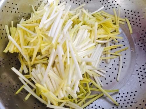 进入3月，这个菜不吃就可惜了，和鸡蛋一起炒，又鲜又嫩又下饭