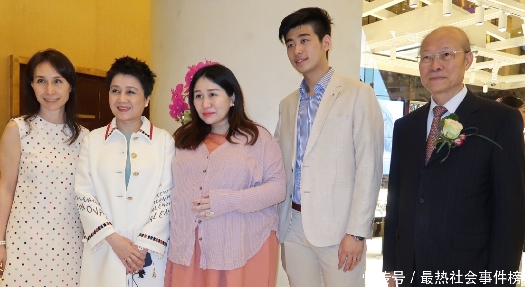 何超盈|何超盈孕期长胖80斤产后减肥成功,仍被吐槽臀部下垂严重