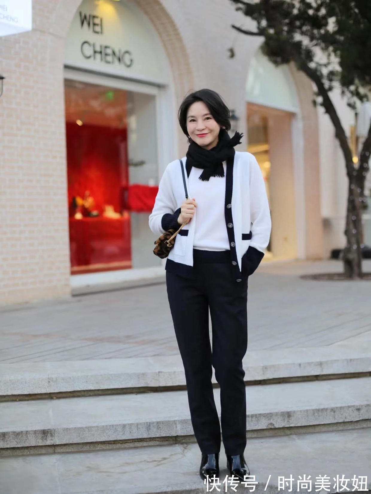 女人 上了50岁的女人,针织衫别再配碎花裙,配长裤更显气质又高级