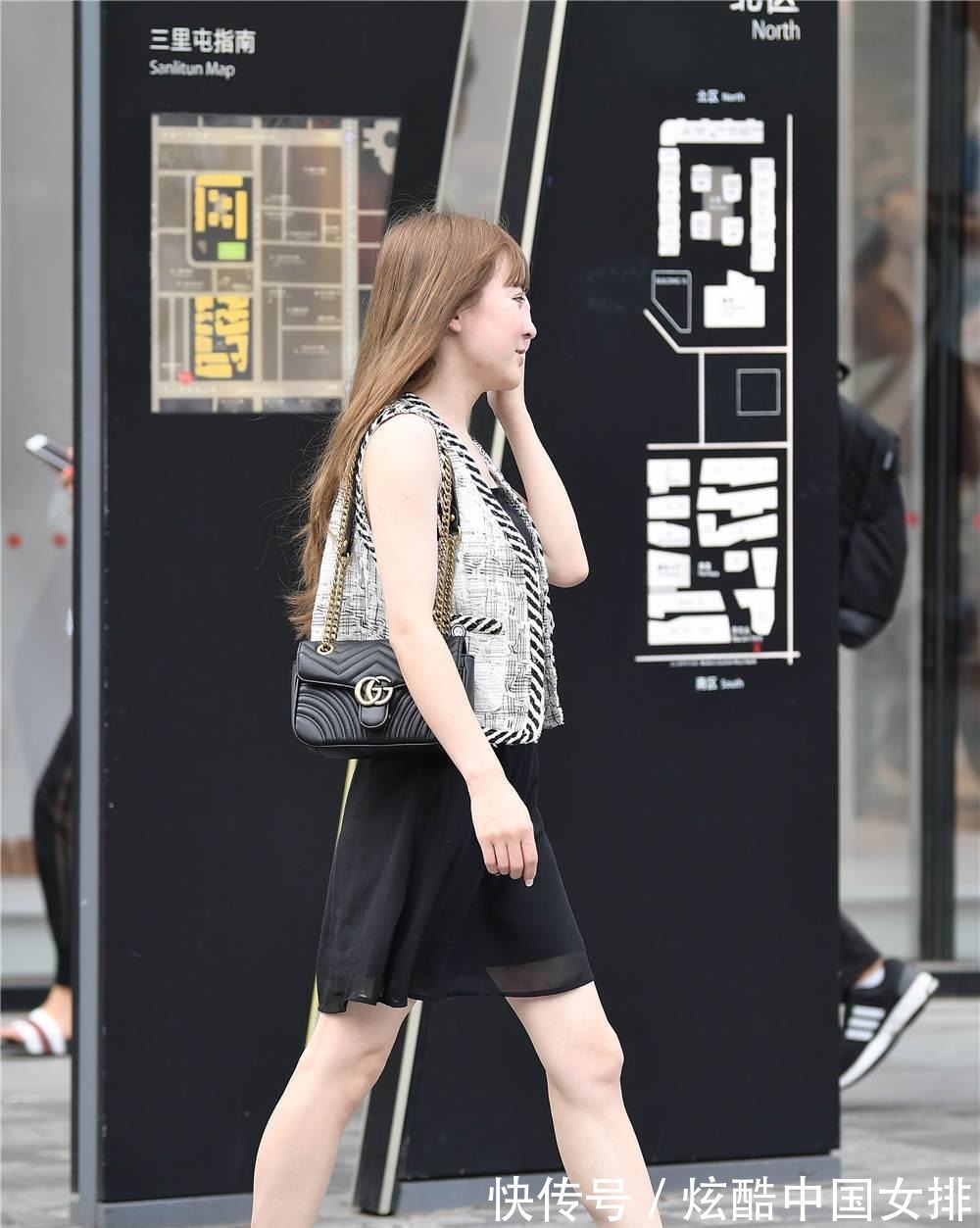 浅灰色 黑色连衣裙,搭配浅灰色无袖开衫,细跟凉拖很精致!