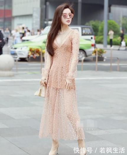 连衣裙|街拍:清新时尚的气质美女,柔美大方的连衣裙帅气大方,简约时尚