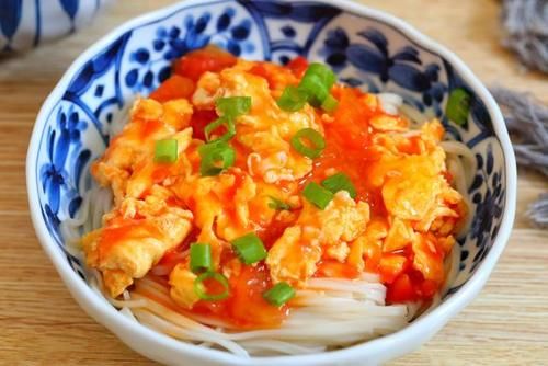 西红柿|酷暑难耐没食欲，我家经常吃这面条，酸爽开胃，蛋香十足汤汁浓郁