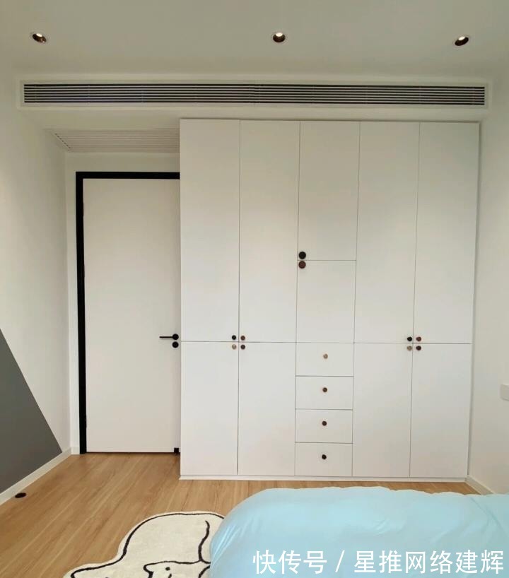 晾衣杆|年轻小夫妻的“穷装”新家，干净整洁，网友：“越简单，越幸福”