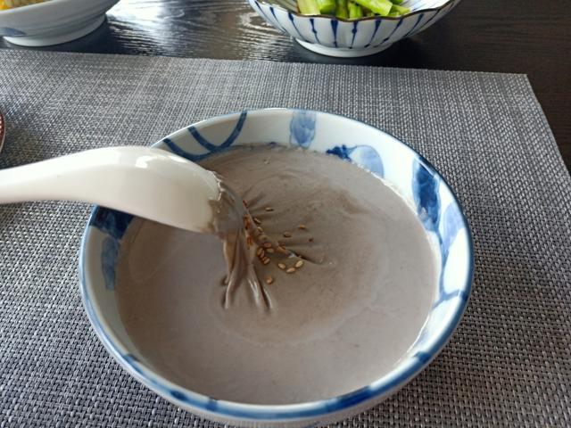 老两口的“轻食”早餐，简单又美好，网友有仪式感的生活