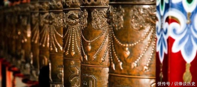 常见|西藏街头常见手摇各色转经筒的藏民,他们不离手的转经筒,究竟在转什么?