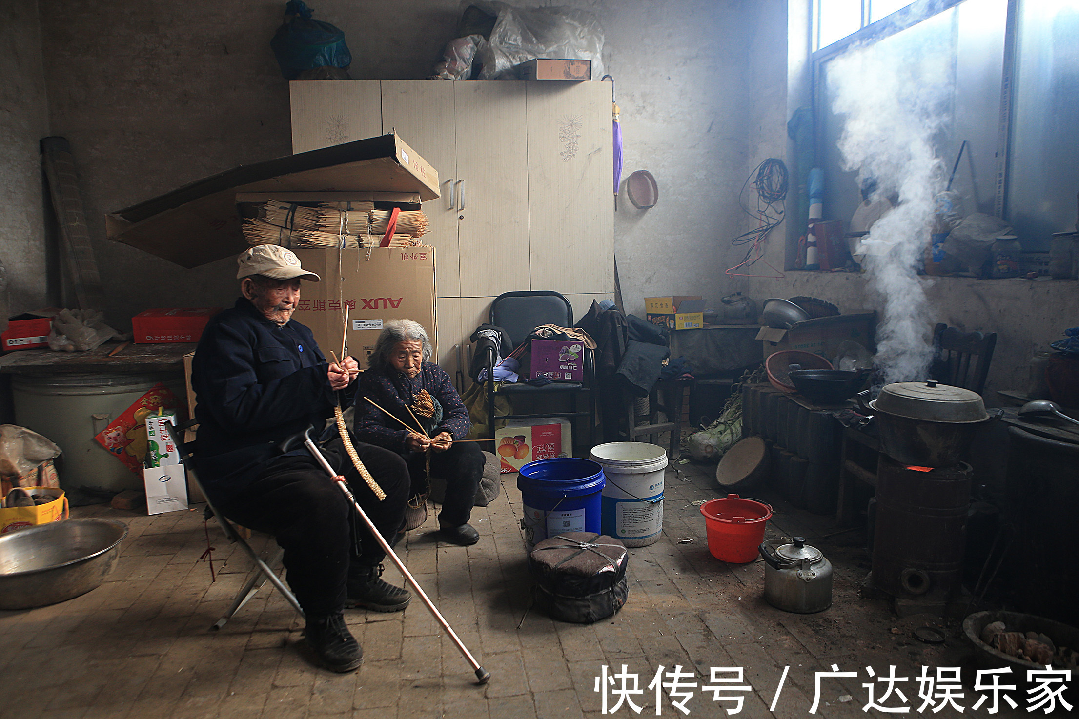 老两口|113岁农村老汉每天吃肉、喝酒、赶集，生活习惯让养生专家汗颜