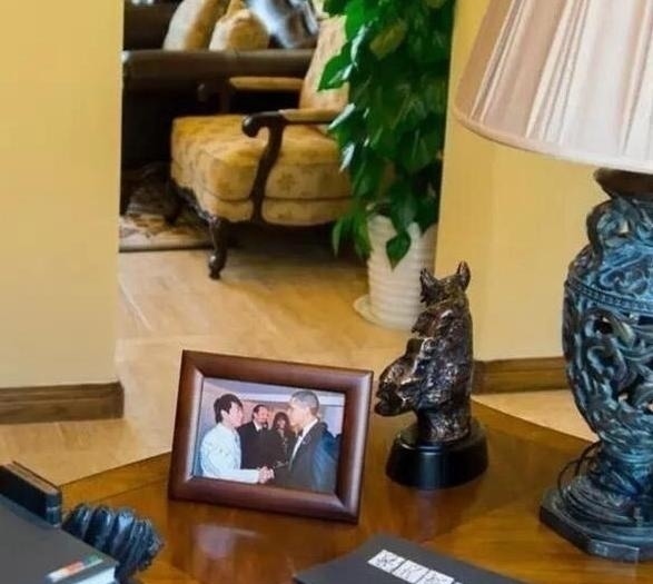 钢琴|郎朗豪宅尽显稳重,客厅就有三层楼高,家中随处可见名贵钢琴