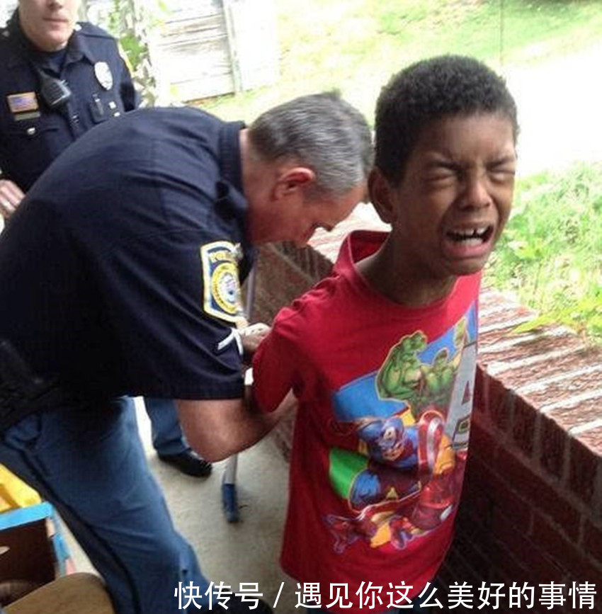 父母|10岁男孩不写作业,父母果断报警,接下来戏剧性的一幕引网友热议