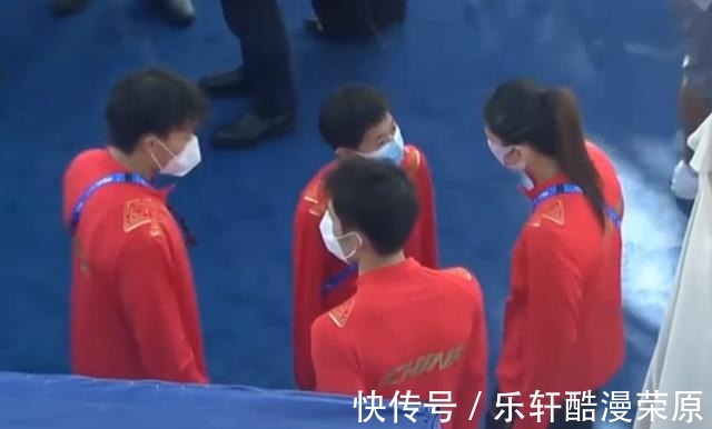 冠军|国际巨星！记者全围着全红婵一人，妹妹指导师哥这冠军咋丢的