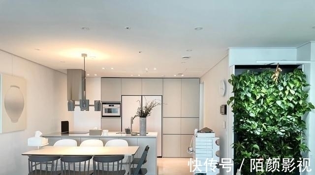 客厅|156㎡把客厅当作中心,简单摆放2件家具,宽敞空旷从孩子需求出发