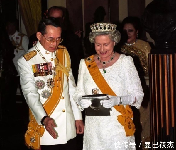 整容|25年前英女王出访泰国,诗丽吉满身珠翠好耀眼,整容脸还是输了