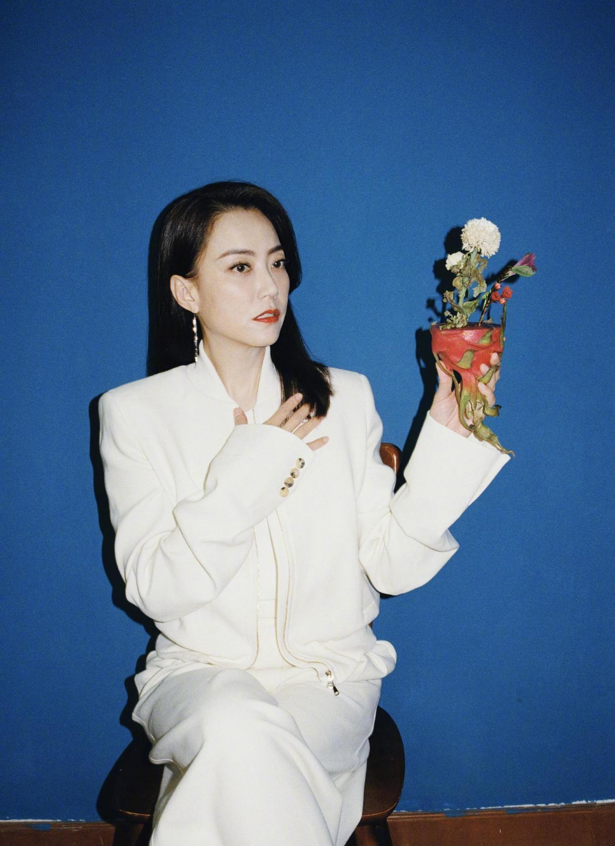 霍汶希气质真绝了!穿黑色西装套装高级干练,很有女企业家风范