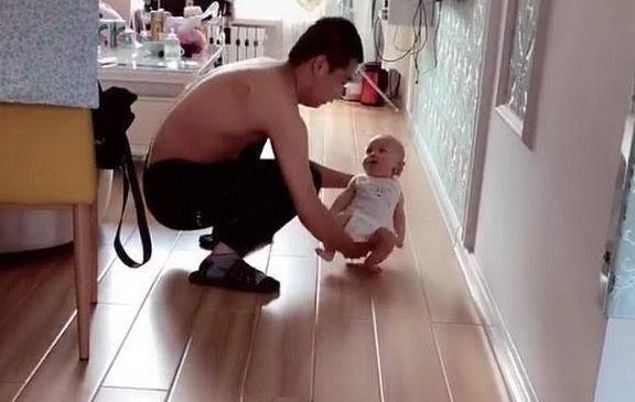 小左|“会玩奶爸”带娃练习走路火了,娃一脸无奈:你开心就好