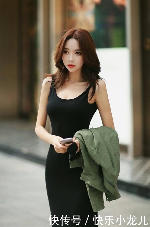 小姐姐搭配黑色旗袍挂脖连衣裙,不施粉黛却美若天仙