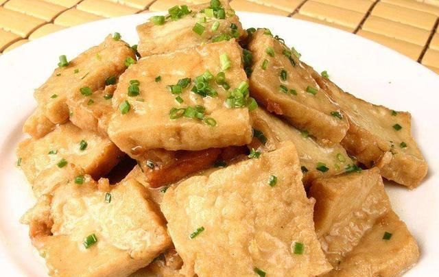 煎豆腐时，不要直接下锅煎，牢记这种做法，豆腐不碎，更酥脆可口