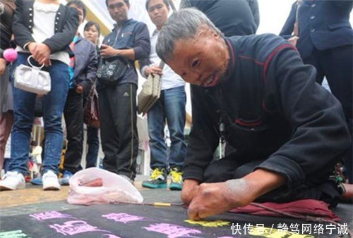 残疾|残疾男子街头写字卖艺，因太美被方正字库高价收录，一跃成书法家