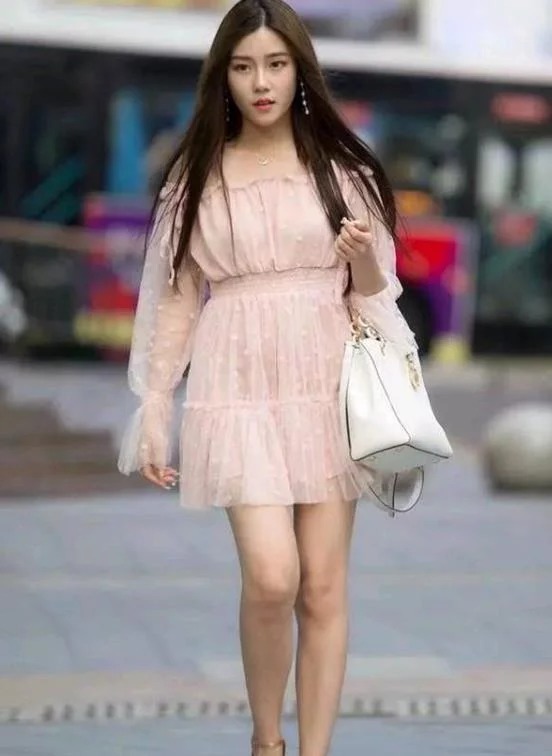 吊带|街拍:面赛芙蓉的小姐姐,一条红色的吊带连衣裙,时尚唯美好身材