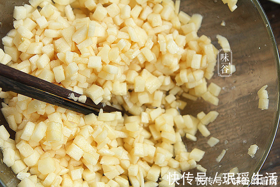 皮肤瘙痒|天冷,这水果加4个鸡蛋做早餐饼,软糯香甜有营养,一次4个不够吃