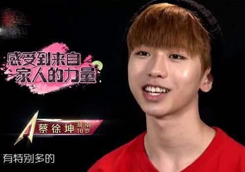 整容实锤？蔡徐坤被小女孩捏脸，面部肌肉太僵硬