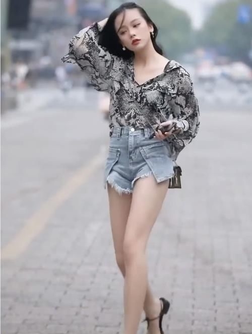 同身形闺蜜出街，终于知道穿长裤和穿短裤的区别差距一目了然