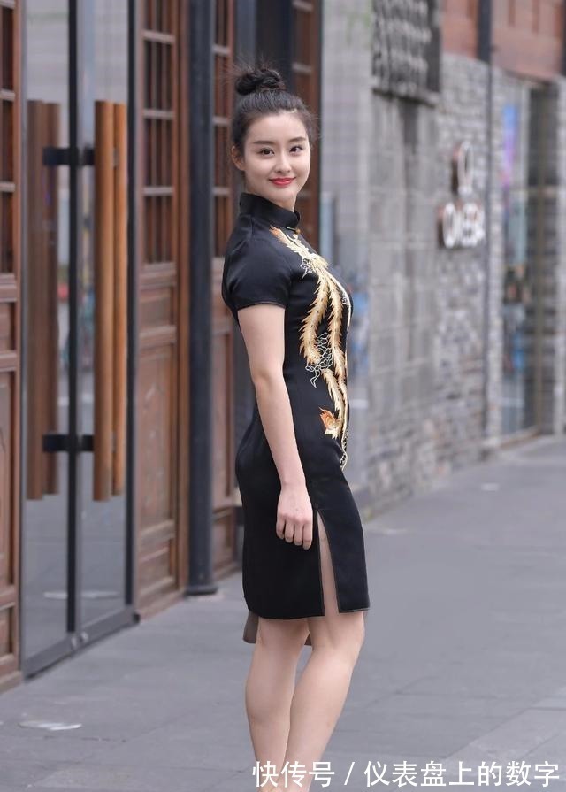 美女 优雅丰腴的美女将这件旗袍穿出了雍容华贵的感觉!