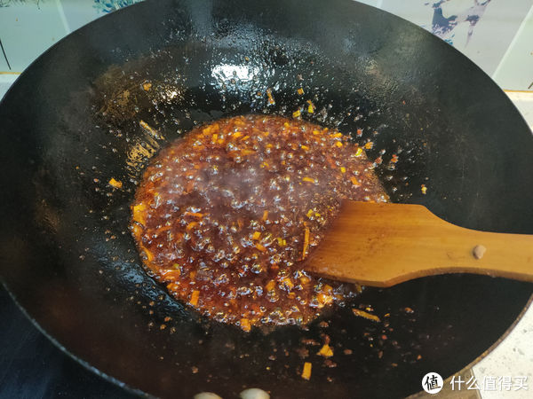 香菇酱不用买了，在家就能做，酱香浓郁无添加，拌米拌饭都合适