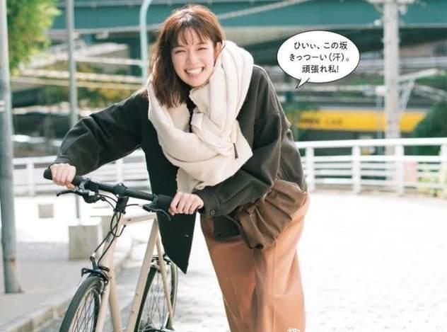 戴围巾时,别乱“圈在脖子上”,瞧瞧这6种围巾戴法,照着戴准美