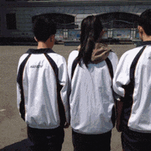 |幽默笑话:晚上下班的时候,在公交车上捡到了一个钱包