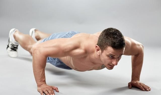 做俯卧撑|男人长期健身却只选择做“俯卧撑”，最后会变成什么样子？