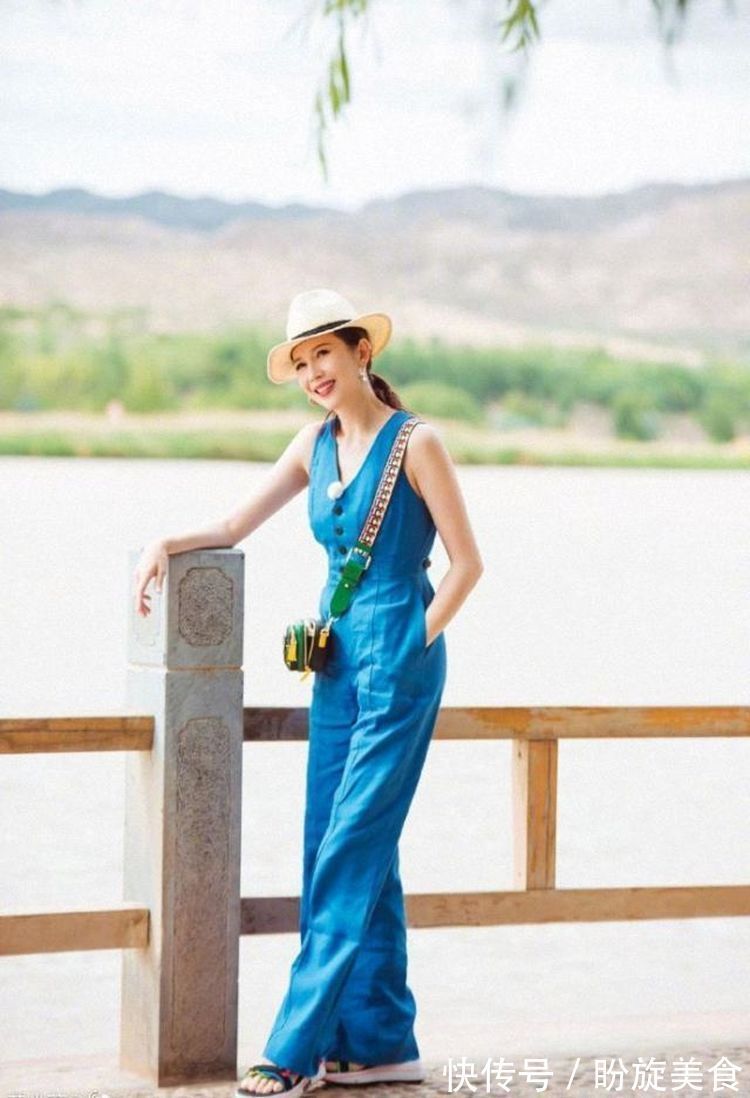 开衫|路人街拍,白色连衣裙外搭一件开衫,显得十分修身立体