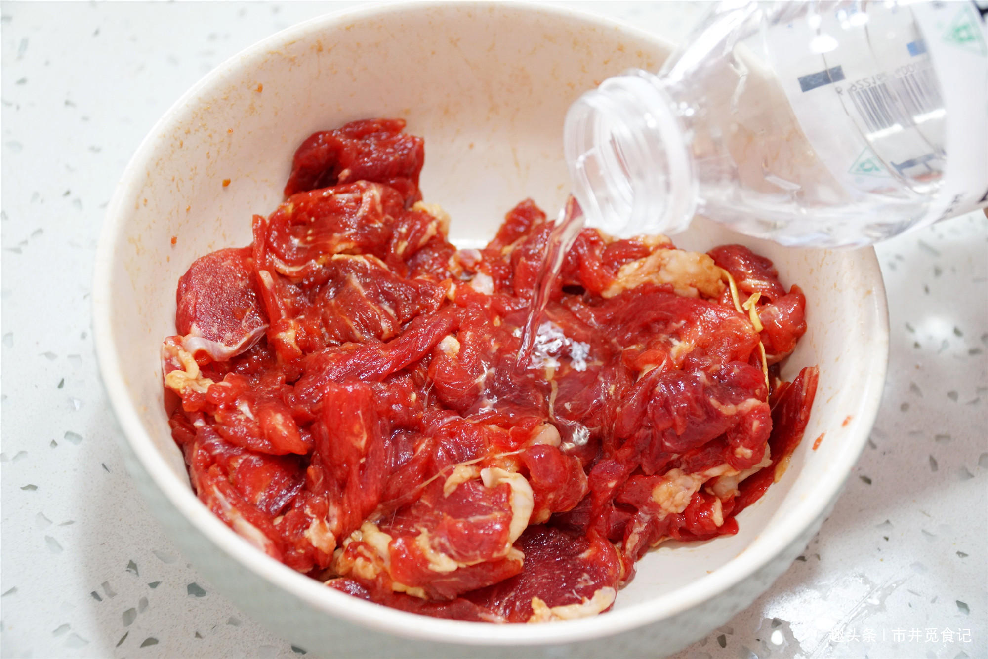 下班回家做了3个菜，成本上百元，2人吃到撑，媳妇说胖死也愿意