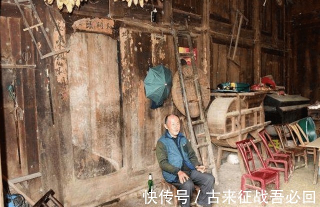 木屋$老农住价值8亿金丝楠木木屋,100万卖给投资商,今搬回乡下盖新房