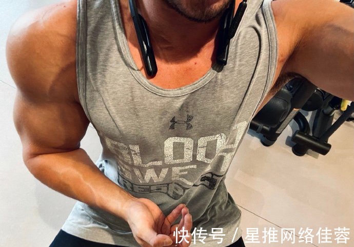 型男|肌肉型男有颜有料,麒麟臂健壮如大腿,胸肌练到青筋爆裂!