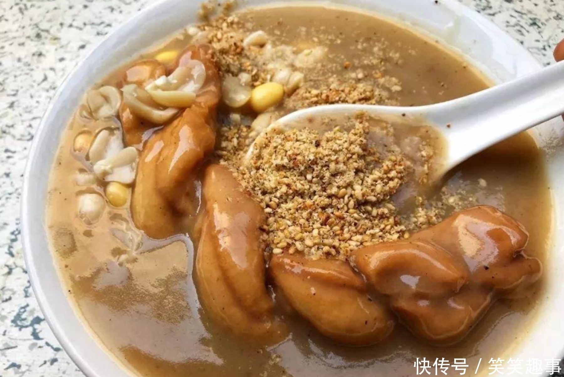 河南“网红早餐”,1碗4元,每天卖6大桶,外地人:不再想吃第2次