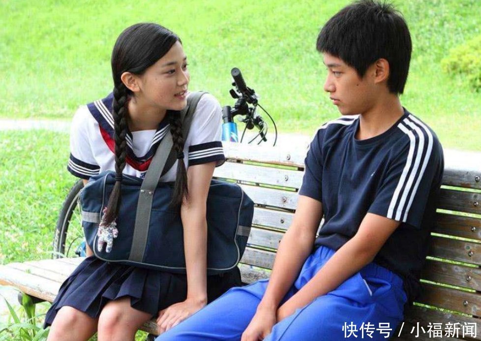 小情侣|校长“定制校服”火了,不能帮助孩子学习,却能防止早恋