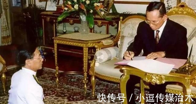 銮披汶·颂堪|拉玛五世就废除了的匍匐式跪拜礼,为何在拉玛九世时期得以恢复?