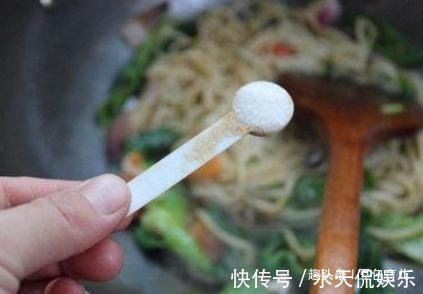 妈妈|6岁儿子花100元买一袋盐,妈妈前去讨公道,收银员自己看监控