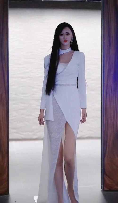 美女 白色长裙穿搭，仙气飘飘展现时尚魅力，端庄大气！