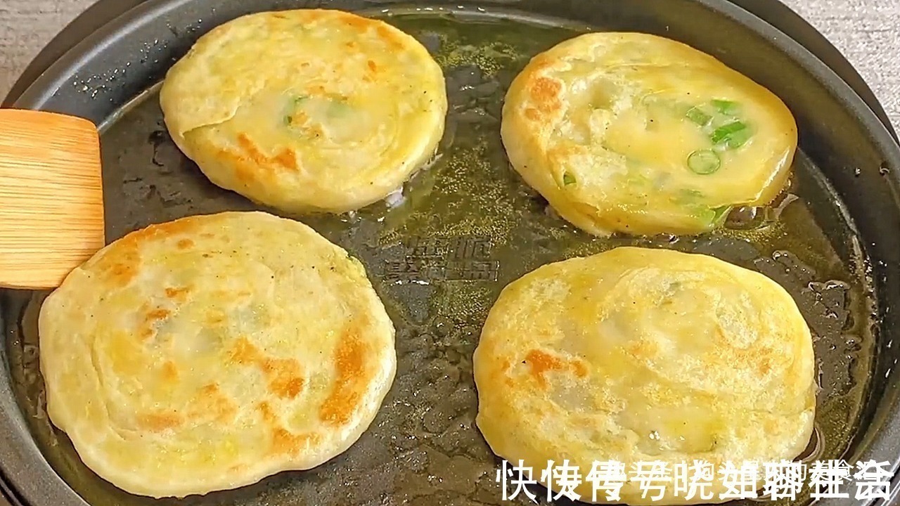 葱油饼家常做法,记住关键3点,做的饼外酥里软,比早餐店的好吃
