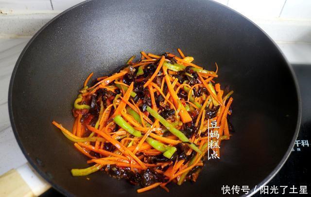 鸡蛋|鸡蛋新吃法,跟这3样一起炒,5分钟上桌,开胃又下饭