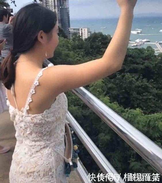 女生 微胖女神穿镂空连衣裙,吸睛无数,网友明人不说暗话,做我女友