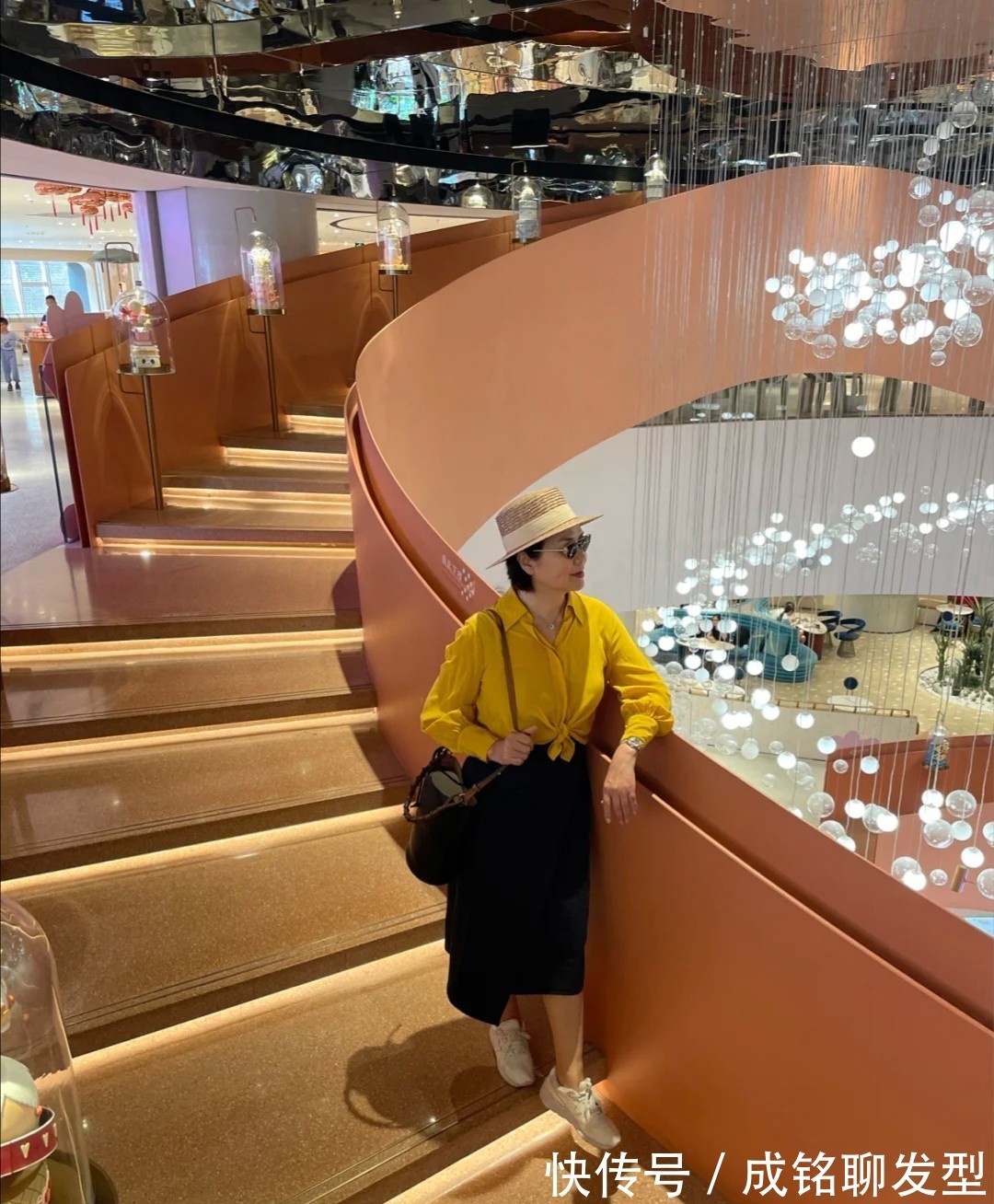 衬衫|时尚与年纪无关,这位60岁的奶奶穿搭真实不装嫩,从容老去更优雅