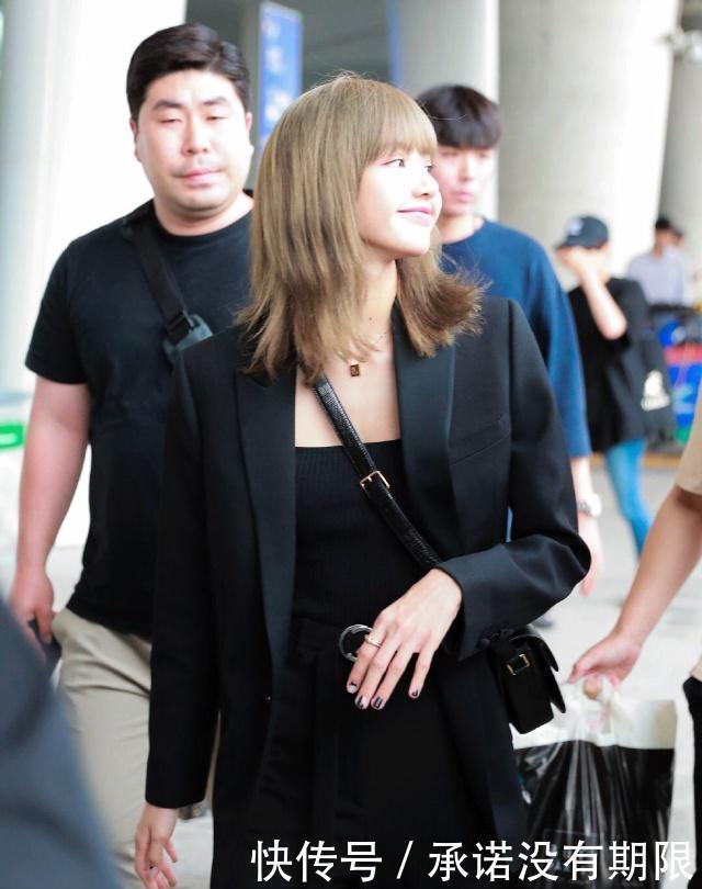 穿着黑色|lisa遭遇时尚大佬,穿黑西服变五五分,竟然火爆全场