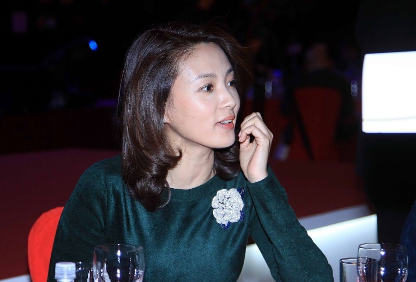 刘芳菲真是才貌双全, 穿连衣裙配裤袜气质好, 难怪能当央视主持人