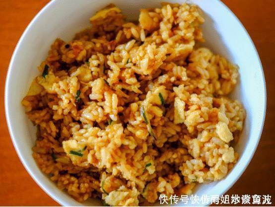 做一道猪油渣酱油炒饭,满满的猪油香气,带来醇厚的味道