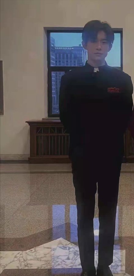 众星登上《新闻联播》,刘德华穿唐装献唱,易烊千玺黄轩激情朗诵