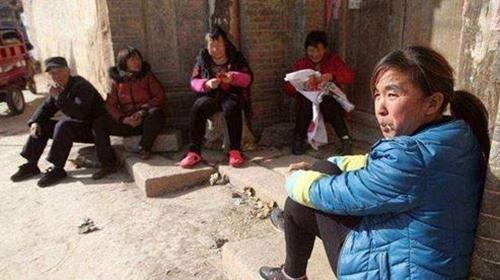 杨母|中国第一懒人，吃饭要喂，出门要父母挑，父母病逝后他饿死在家中